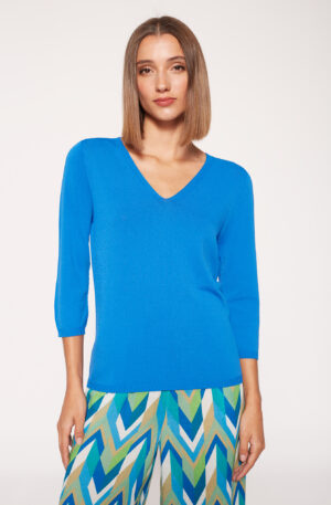 Suéter escote pico color azul.